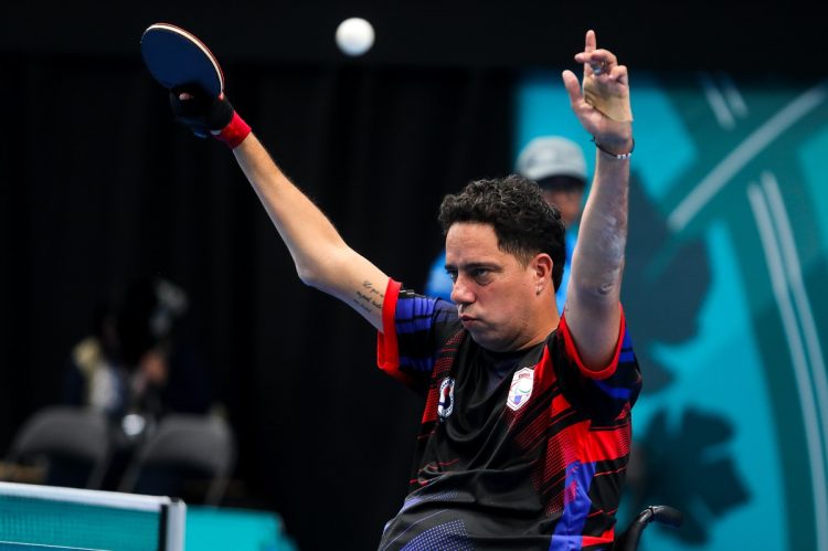 Yunier Fernández Izquierdo, de Cuba, juega frente al chileno Vicente Leiva en el tenis de mesa de los VII Juegos Parapanamericanos Santiago 2023, con sede en el Centro de Entrenamiento Olímpico, el 18 de noviembre de 2023 en Ñuñoa, Santiago, Chile. Foto: Calixto N. Llanes/Periódico JIT.