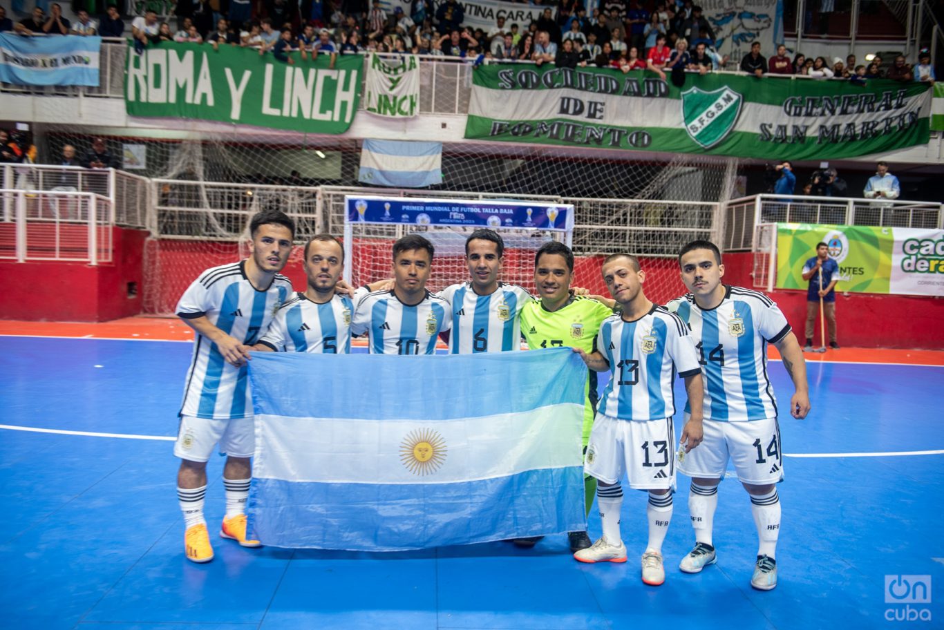 Equipo regular de la Selección Argentina de Fútbol de Talla Baja. Foto: Kaloian.
