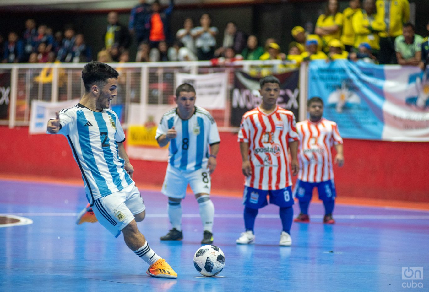 Final del mundial de fútbol de talla baja entre Argentina y Paraguay. Foto: Kaloian.