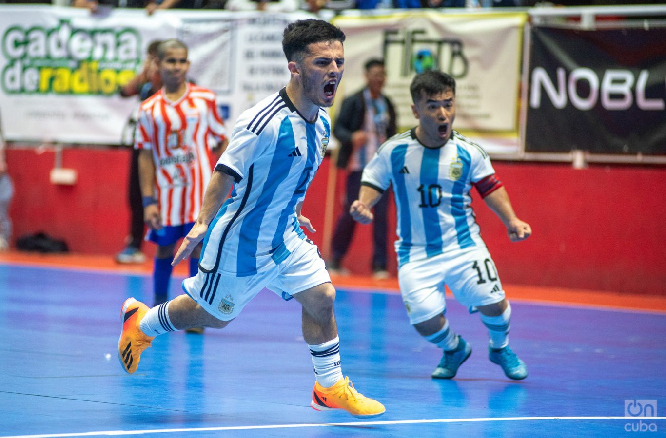 Grito de gol. Final del mundial de fútbol de talla baja entre Argentina y Paraguay. Foto: Kaloian.