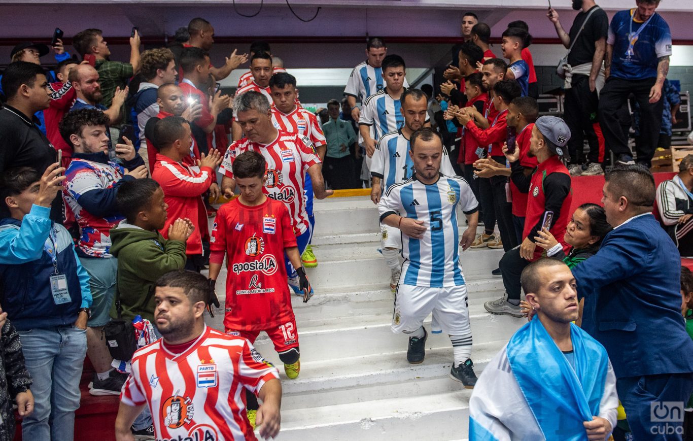 Salen a la cancha los equipos de Argentina y Paraguay. Foto: Kaloian.