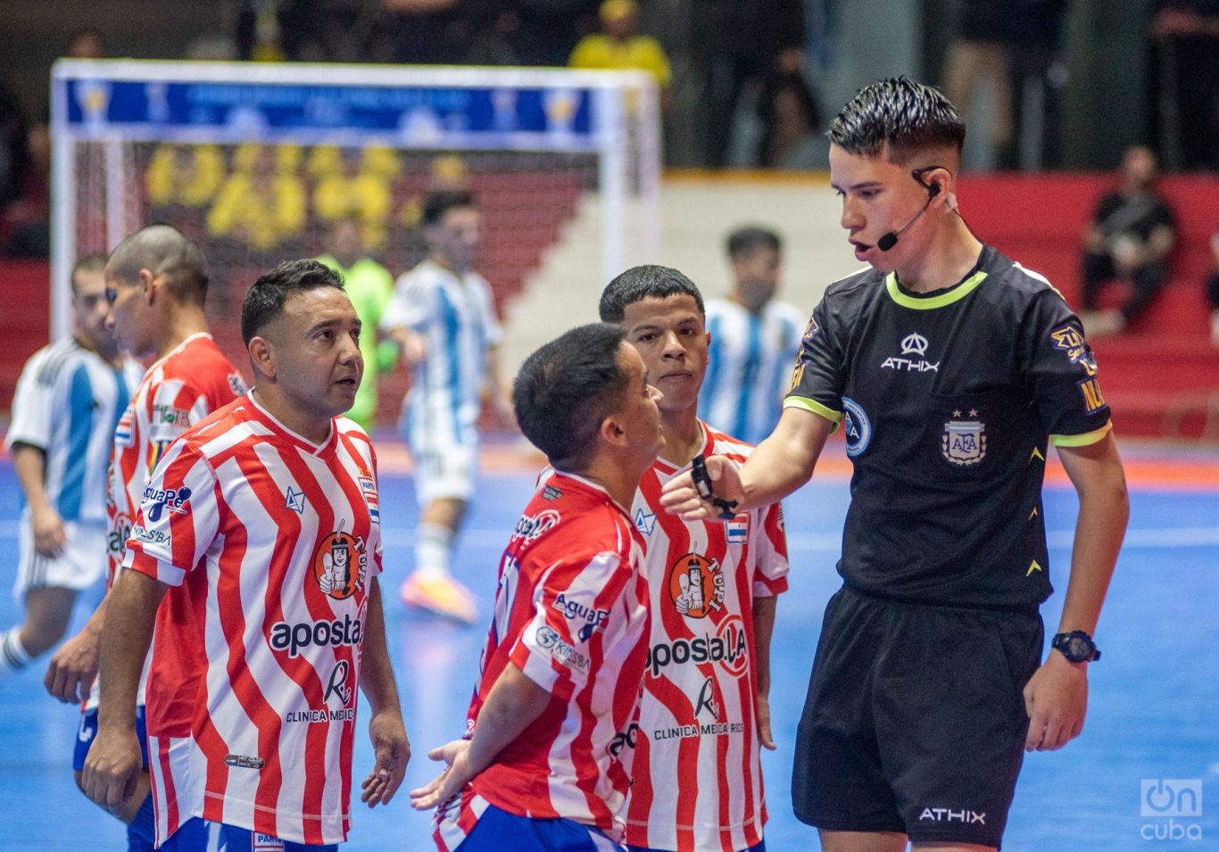 El equipo de Paraguay discute con el árbitro. Foto: Kaloian.
