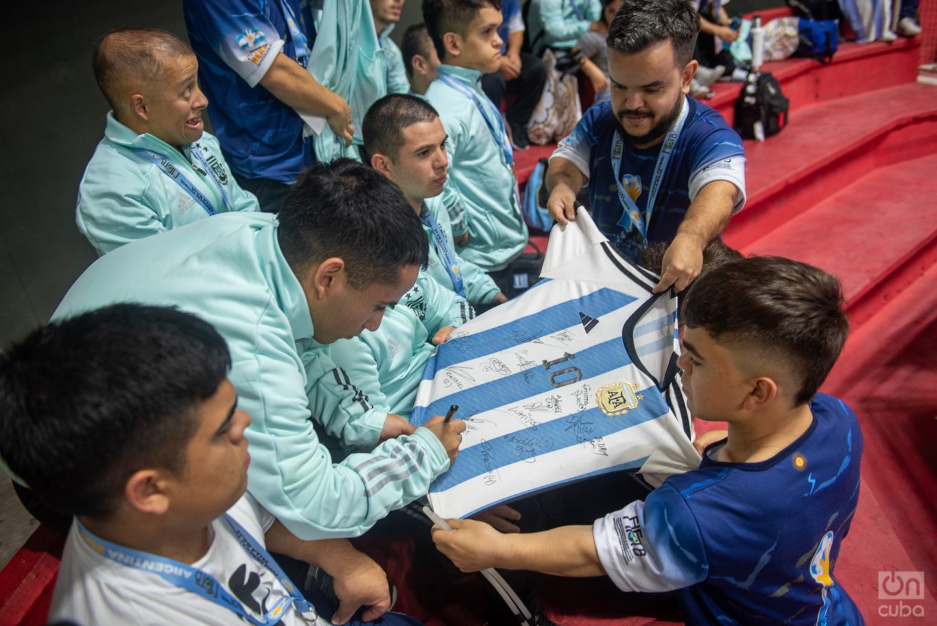 Miembros de la Selección argentina firmando una camiseta. Foto: Kaloian.