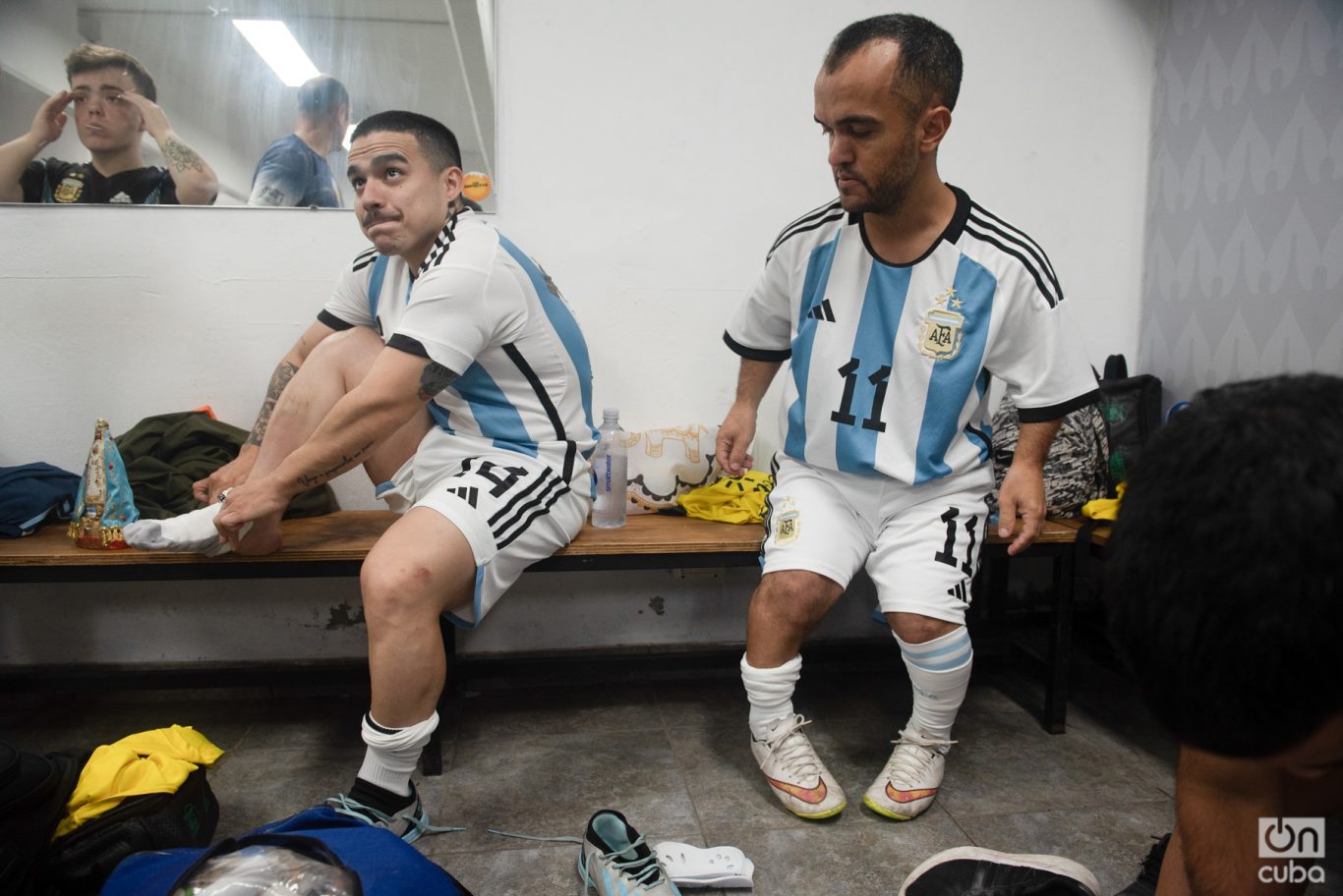 La Selección Argentina de Fútbol de Talla Baja en el vestuario, preparándose para la final. Foto: Kaloian.
