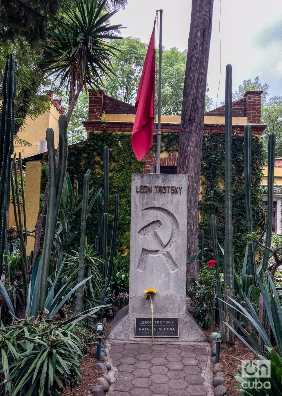 Tumba donde reposan las cenizas de León Trotski y su esposa. Foto: Kaloian.