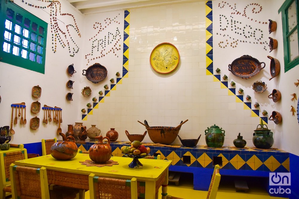 La colorida cocina de la Casa-Museo Frida Kahlo. Foto: Kaloian.
