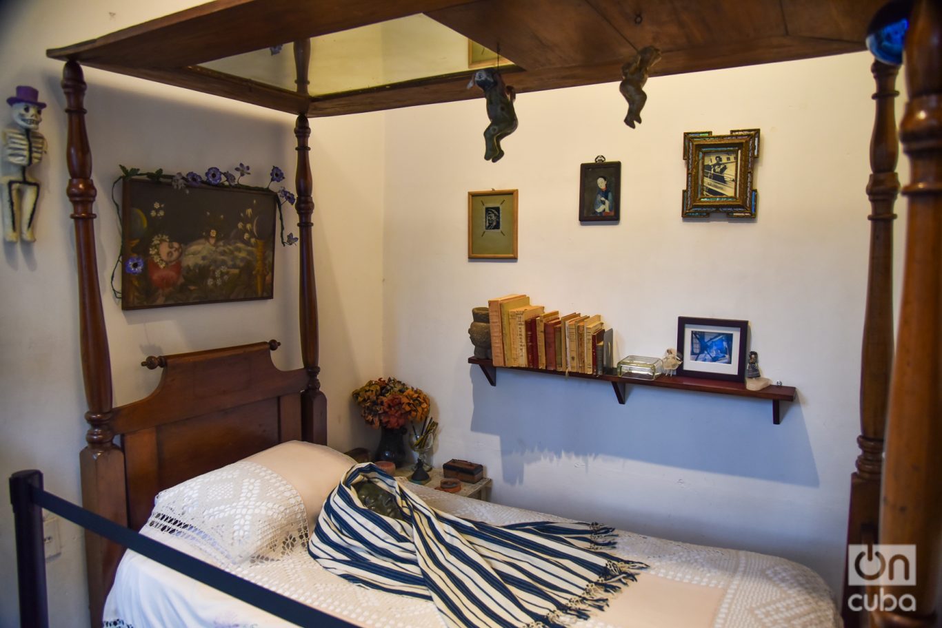  En la habitación conocida como “cuarto de día”, con en el espejo superior en la cama en la que Frida convaleciente pintaba sus autorretratos. Foto: Kaloian.
