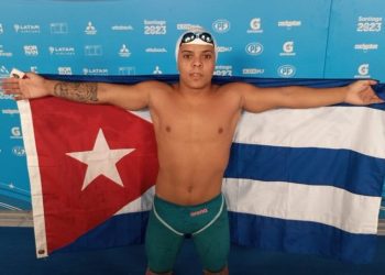 El nadador Yosjaniel Hernández se convirtió en el primer medallista cubano en los Juegos Parapanamericanos. Foto: Tomada de JIT.
