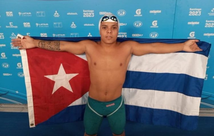 El nadador Yosjaniel Hernández se convirtió en el primer medallista cubano en los Juegos Parapanamericanos. Foto: Tomada de JIT.