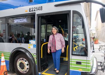 La alcaldesa del condado Miami-Dade, Daniella Levine Cava, inaugura el mes pasado un autobús eléctrico. | Foto: Miami-Dade County.