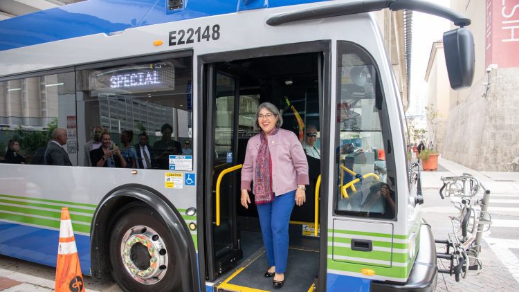 La alcaldesa del condado Miami-Dade, Daniella Levine Cava, inaugura el mes pasado un autobús eléctrico. | Foto: Miami-Dade County.
