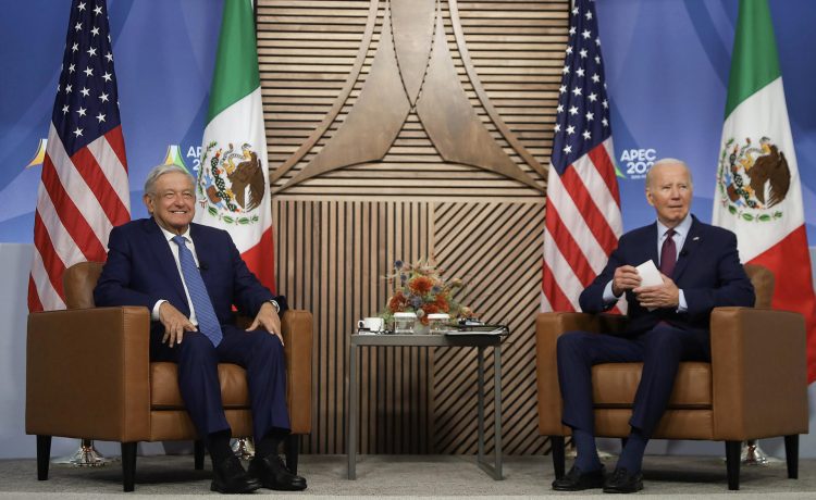 López Obrador y Joe Biden en el centro de convenciones Moscone de San Francisco, donde se celebra la cumbre del Foro de Cooperación Económica Asia-Pacífico (APEC). Foto: Presidencia de México/EFE.