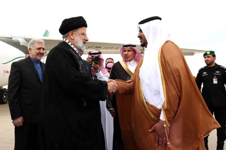 El presidente de Irán, Ebrahim Raisi (i), es recibido a su llegada al aeropuerto de Riad este sábado 11 de noviembre de 2023 para una cumbre de líderes árabes y musulmanes. Foto: Presidencia de Irán vía EFE.