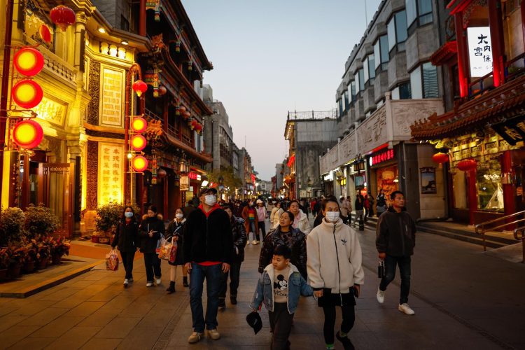 Personas en las calles de Beijing este noviembre. Foto: MARK R. CRISTINO/EFE/EPA.