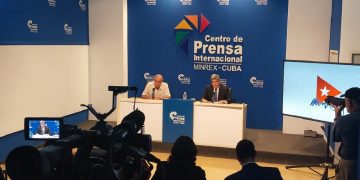 Conferencia de prensa del viceministro cubano de Exteriores Carlos Fernández de Cossío (derecha), tras la ronda de conversaciones migratorias entre Cuba y Estados Unidos, el martes 14 de noviembre de 2023. Foto: @CubaMINREX / X.