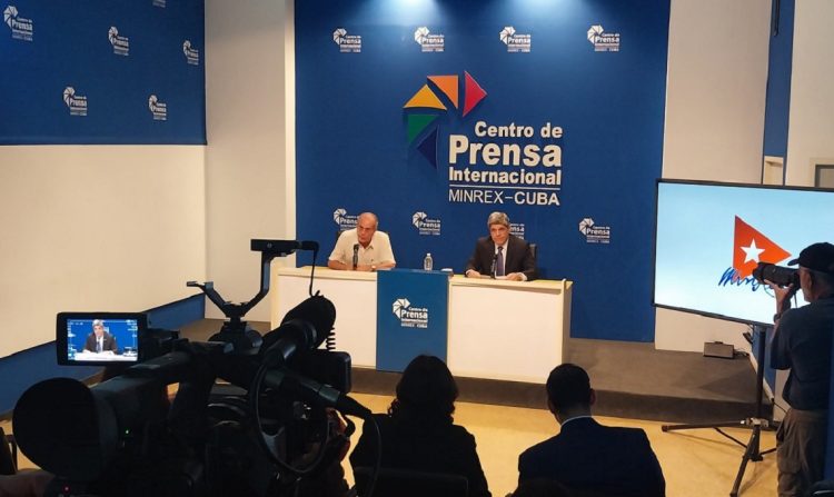 Conferencia de prensa del viceministro cubano de Exteriores Carlos Fernández de Cossío (derecha), tras la ronda de conversaciones migratorias entre Cuba y Estados Unidos, el martes 14 de noviembre de 2023. Foto: @CubaMINREX / X.