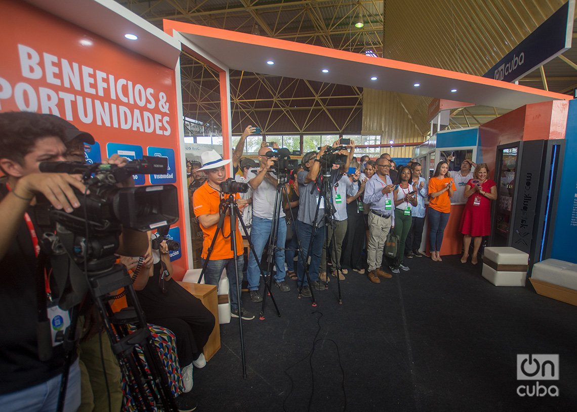 Cobertura de prensa del lanzamiento mundial de la marca deCancio Foods en la Feria Internacional de La Habana FIHAV 2023. Foto: Otmaro Rodríguez.