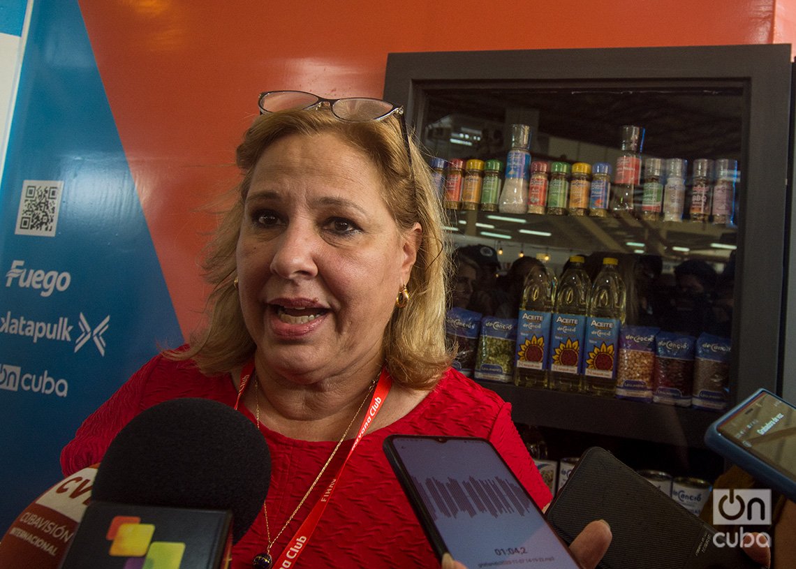 Ana Teresita González, Viceministra Primera de Comercio Exterior e Inversión Extranjera de Cuba, ofrece declaraciones a la prensa tras el lanzamiento mundial de la marca deCancio Foods en la Feria Internacional de La Habana FIHAV 2023. Foto: Otmaro Rodríguez.