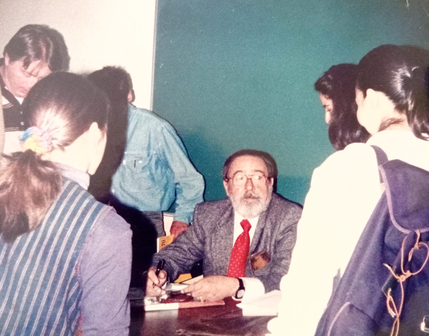 Eliseo Diego dedica libros suyos a estudiantes de la UNAM al final de una de sus conferencias. 1993. Foto: Archivo familiara.