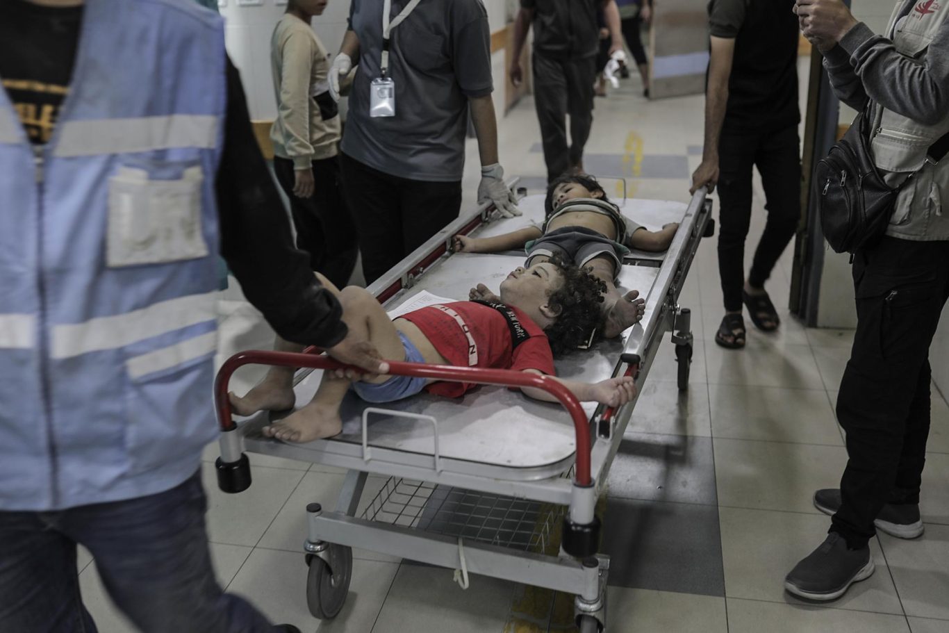 Niños heridos llegan a un hospital en Khan Younis después de bombardeo israealí, sur de Gaza, 26 de octubre 2023. Los heridos superan los 20 mil, y la cifra de muertes se eleva a más de 10 mil. Foto: EFE/EPA/Haitham Imad. 