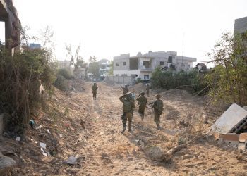 Efectivos de las tropas de las Fuerzas de Defensa Israelíes (FDI) operando en la Franja de Gaza con el objetivo de "acabar con terroristas, destruir infraestructura terrorista y localizar armas almacenadas dentro de edificios civiles". Foto: Ejército israelí/EFE.