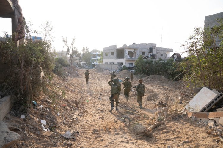 Efectivos de las tropas de las Fuerzas de Defensa Israelíes (FDI) operando en la Franja de Gaza con el objetivo de "acabar con terroristas, destruir infraestructura terrorista y localizar armas almacenadas dentro de edificios civiles". Foto: Ejército israelí/EFE.