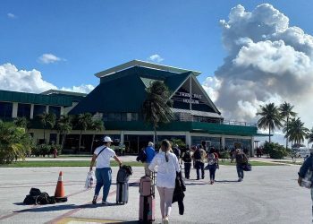 Viajeros llegan al aeropuerto de Holguín. Foto: Aeropuerto Internacional "Frank País García" Holguín/Facebook.