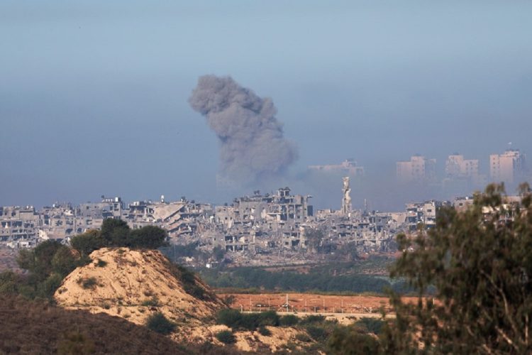 Columnas de humo en la Franja de Gaza como consecuencia de un ataque israelí. Foto: Atef Safadi / EFE.
