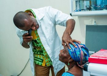 Además de los servicios médicos, el proyecto de colaboración con Cuba incluye la capacitación de oftalmólogos de Jamaica y la asistencia en el mantenimiento de equipos. Foto: jis.gov.jm