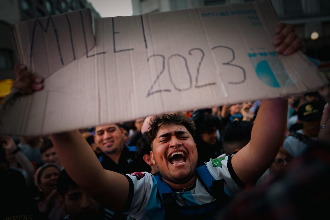 Seguidores del candidato a la Presidencia de Argentina líder de La Libertad Avanza (ultrederecha), Javier Milei, se congregan en Buenos Aires, 19 de noviembre de 2023. Foto: EFE/ Juan Ignacio Roncoroni.