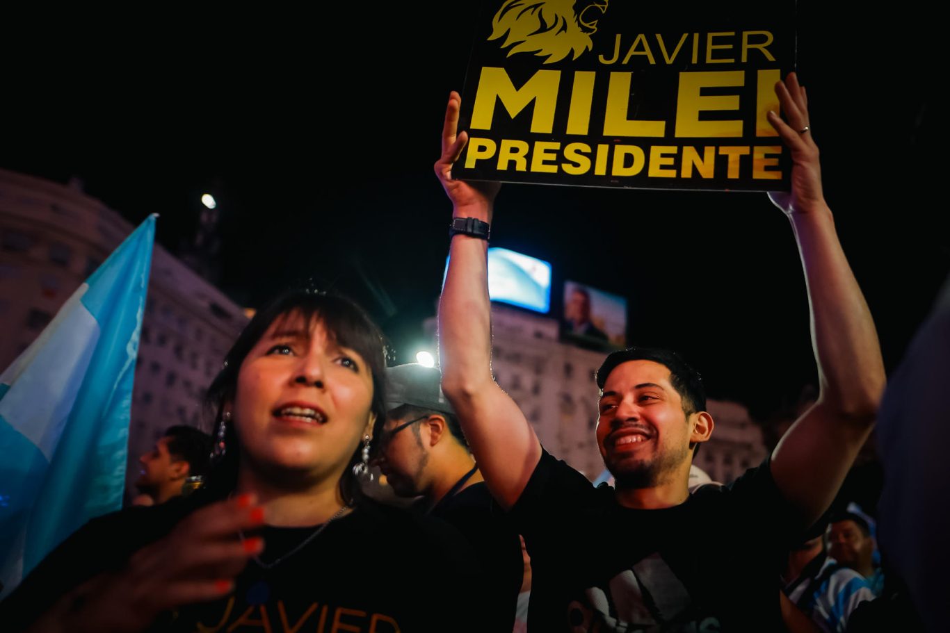 Simpatizantes del presidente electo de Argentina, Javier Milei, celebran en las calles tras conocer los resultados. Foto: EFE/ Juan Ignacio Roncoroni.