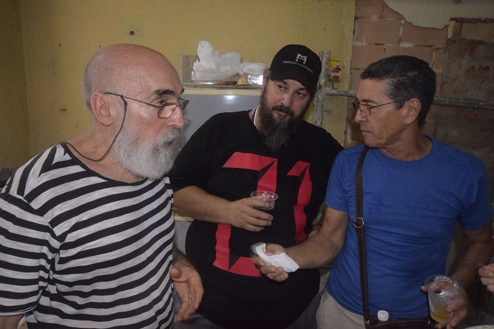 Con Nelson Villalobos y Arturo Montoto, en la casa del primero en La Habana Vieja, 2019. Foto: cortesía del entrevistado.
