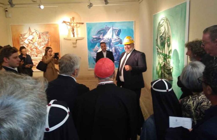 El artista cubano Alexis Leyva Machado, Kcho, en la apertura de una nueva exposición en el Vaticano. Foto: Prensa Latina.