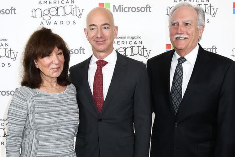 Jeff Bezos con sus padres, Jacklyn y Mario. Foto:  Archivo.