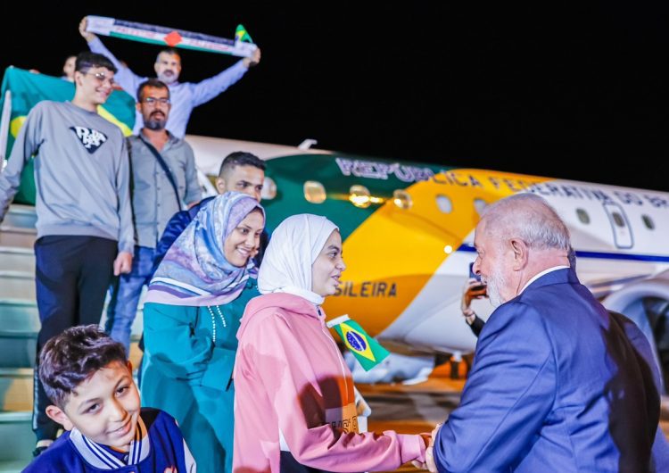 Lula recibe a 32 repatriados de la Franja de Gaza, incluidos niños y adultos brasileños junto a sus familiares palestinos. Foto: @LulaOficial