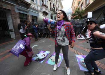 Activistas participan en una marcha con motivo del Día Internacional de la Eliminación de la Violencia Contra la Mujer en Quito, Ecuador. Foto: José Jácome / EFE.