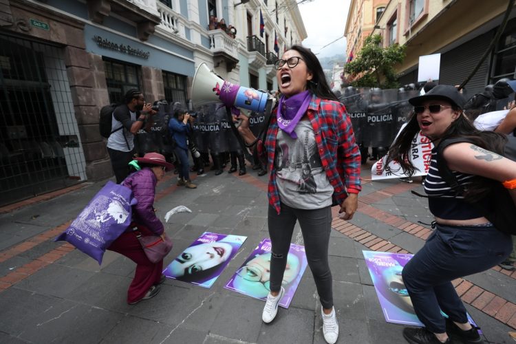Activistas participan en una marcha con motivo del Día Internacional de la Eliminación de la Violencia Contra la Mujer en Quito, Ecuador. Foto: José Jácome / EFE.