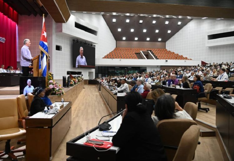 El presidente Miguel Díaz-Canel habla durante la clausura de la IV Conferencia La Nación y la Emigración, en el Palacio de las Convenciones, en La Habana. Foto: @CubaMINREX / X.