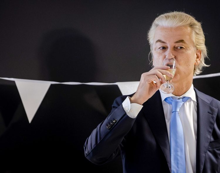 El líder del Partido de la Libertad (PVV), Geert Wilders, celebra después de las elecciones a la Cámara de Representantes en las que su partido de ultraderecha obtuvo una "megavictoria". Foto: EFE/EPA/SEM VAN DER WAL.