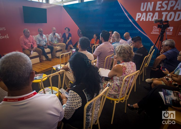 Panel “Ya conocemos los obstáculos. ¿Cuáles son las oportunidades para emprender en Cuba?”, organizado por OnCuba en FIHAV 2023. Foto: Otmaro Rodríguez.