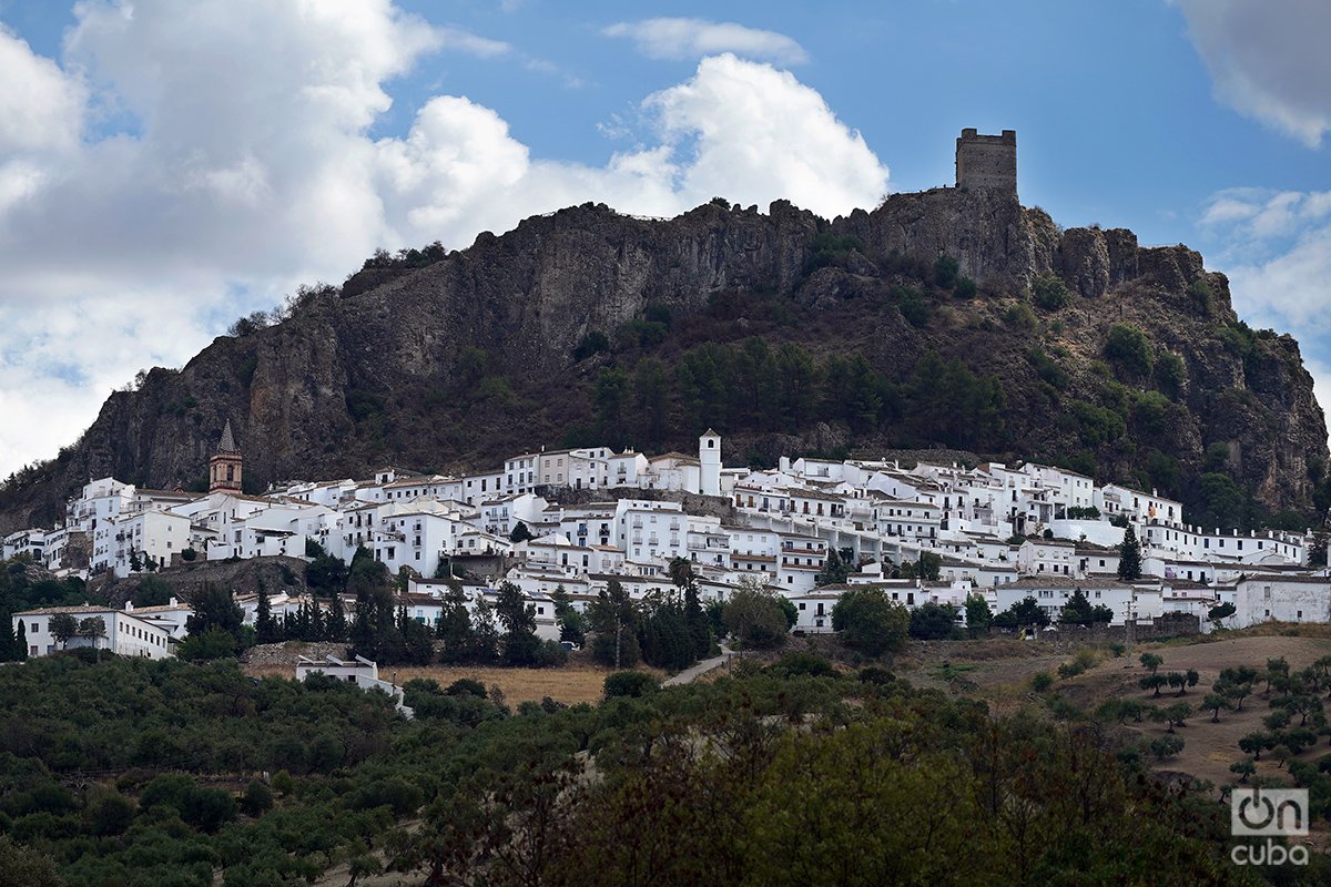 Zahara de la Sierra, otro de los pueblos blancos de Andalucía. Foto: Alejandro Ernesto.