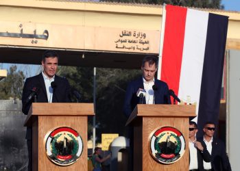 El presidente del Gobierno español, Pedro Sánchez (i), en una comparecencia junto al primer ministro belga, Alexander de Croo, en el paso de Rafah, fronterizo entre Gaza y Egipto. Foto: EFE / STR.