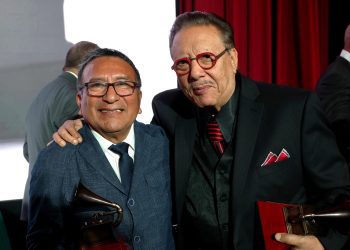 Sandoval junto a Alex Acuña, uno de los premiados por el Consejo Directivo de los Grammy. Foto: @LatinGRAMMYs
