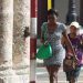 Una mujer camina por una calle en La Habana. Foto: Yander Zamora / EFE / Archivo.