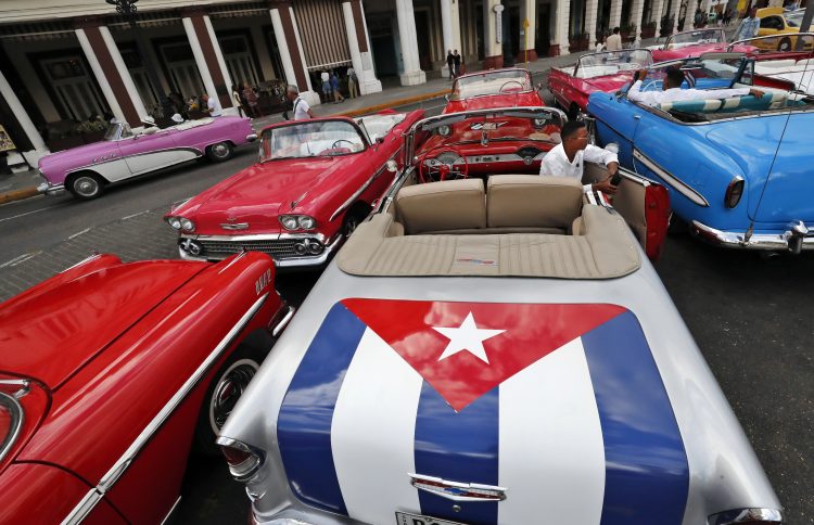 Autos americanos en La Habana, marzo de 2023. Foto: EFE/ Ernesto Mastrascusa.