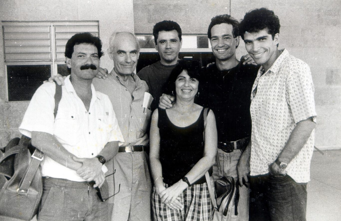 De izquierda a derecha, Juan Carlos Tabío, Titón, Senel, Jorge Perugorría y Vladimir Cruz. En primera línea, al centro, Rebeca Chávez. La Habana, década de los 90. Foto: cortesía del entrevistado.

