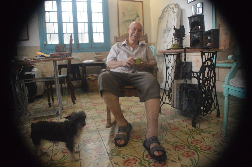Antes su café era acompañado por un habano. Ya no. El tabaquismo quedó atrás. Foto: Ángel Marqués Dolz.