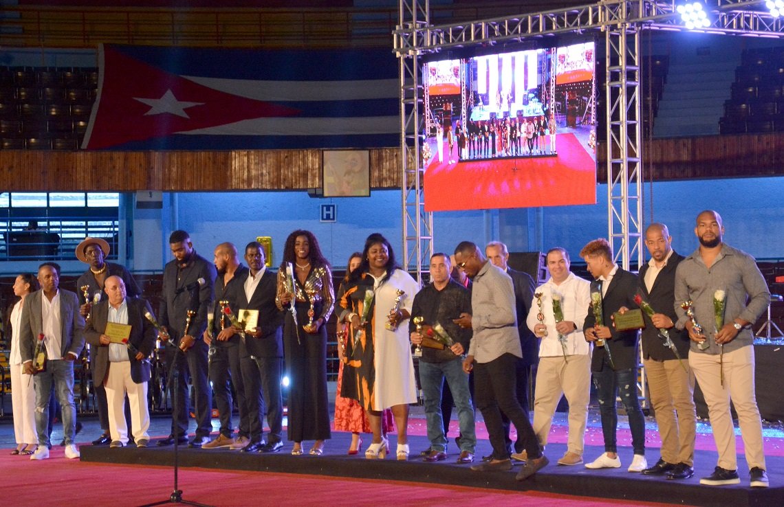 También fueron premiados en la Gala los 10 mejores atletas del año en Cuba según la selección de los especialistas. Foto: Ricardo López Hevia. 