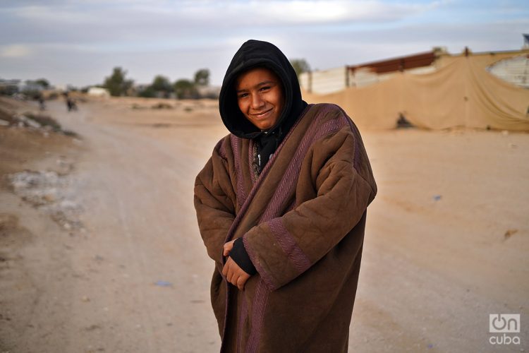 Un niño beduino posa en la aldea de Sahabi, en el desierto del Néguev. Foto: Alejandro Ernesto.