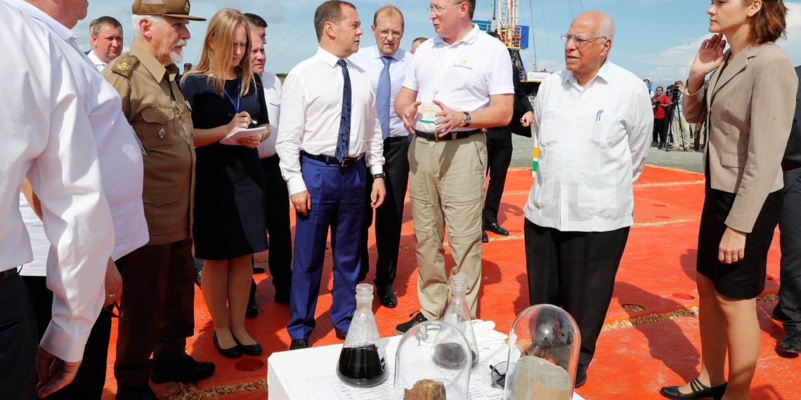 El entonces primer ministro ruso, Dmitri Medvedev, junto a autoridades cubanas en Boca de Jaruco en 2019.
